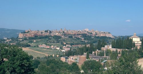 Die Stadt Orvieto - auf einem Tufffelsen in grüner Landschaft gelegen